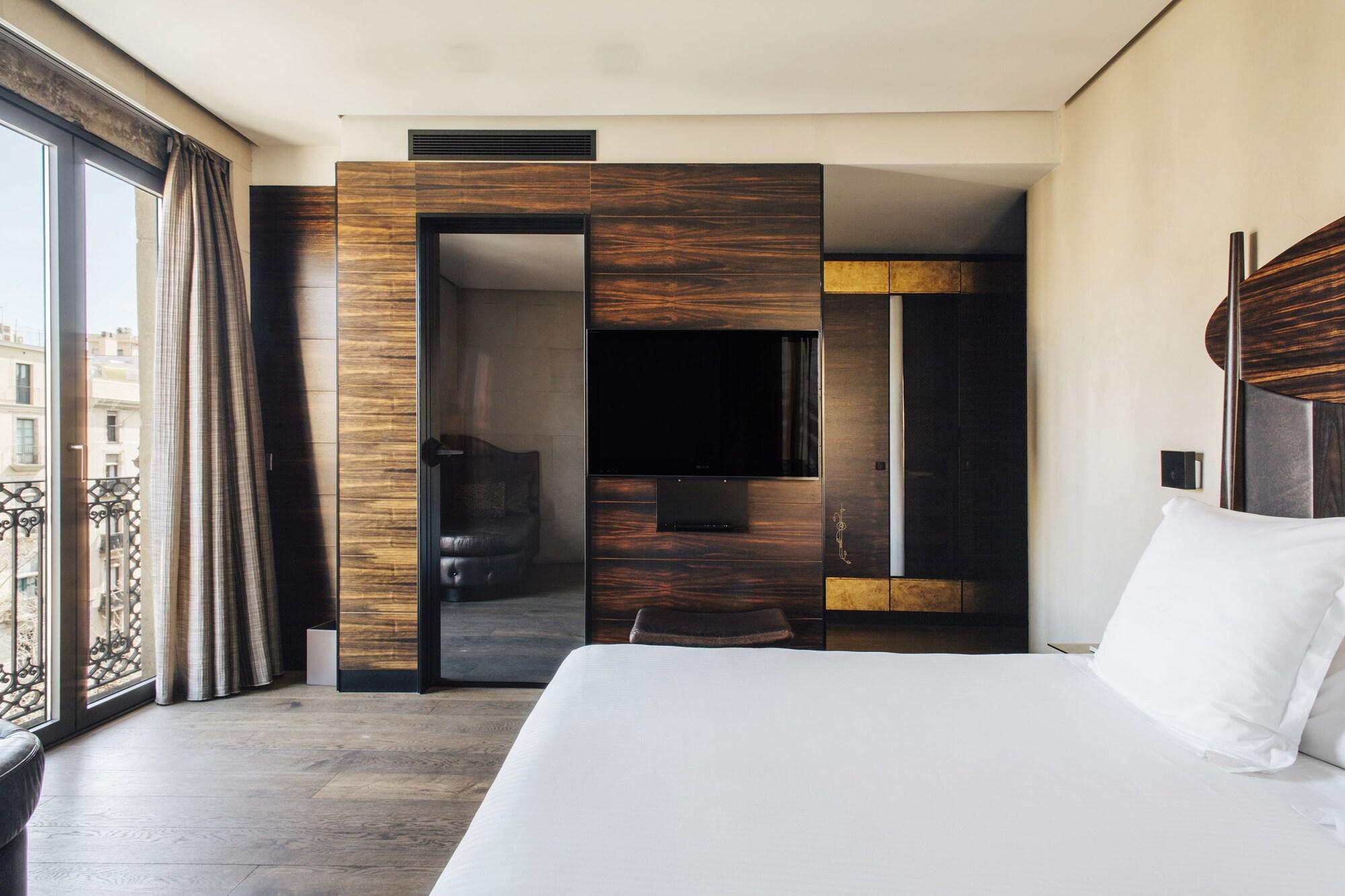 Hotel Bagues, A Small Luxury Of The World